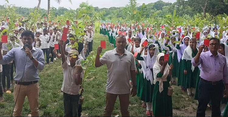 কুমিল্লার দেবিদ্বারে গাছের চারা হাতে নিয়ে মাদক ও বাল্যবিবাহকে শিক্ষার্থীদের লাল কার্ড