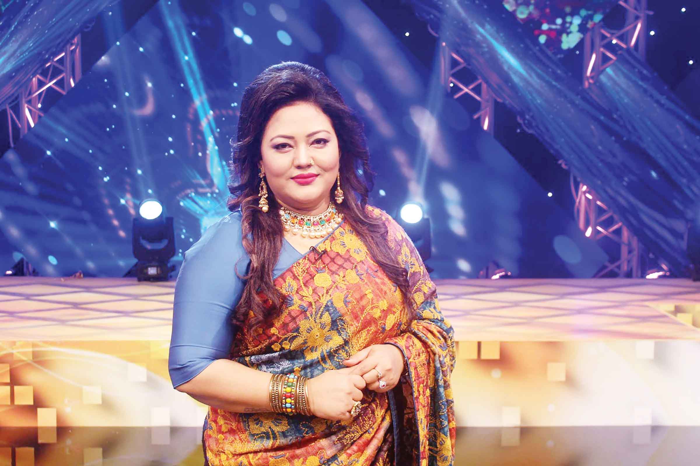 গানে মনোযোগী মমতাজ