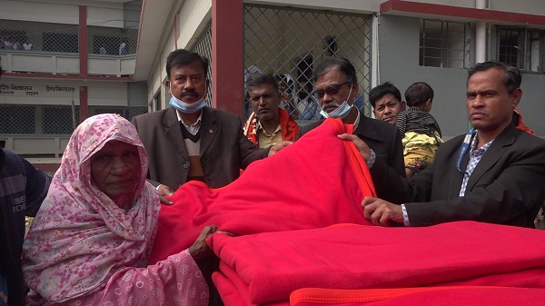 গুরুদাসপুরে শীতার্তদের মাঝে কম্বল বিতরণ