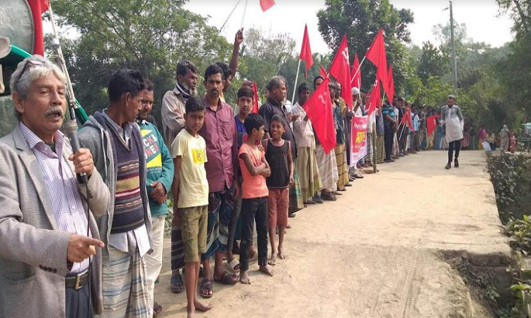 কটিয়াদীতে জড়াজীর্ণ ব্রীজ পুন:নির্মানের দাবীতে মানববন্ধন