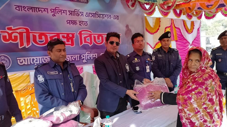 আটোয়ারীতে শীতার্তদের মাঝে উষ্ণতা ছড়িয়ে দিলেন পুলিশ সুপার