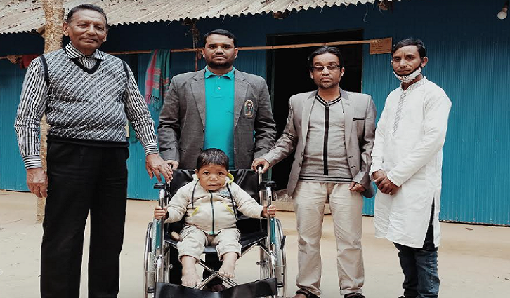 হুইল চেয়ার উপহার পেল পরশুরামের রিশাদ