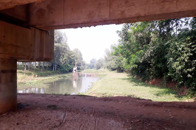 ঘোড়াঘাটের 'মইলা' নদীতে পানি নেই, বিপাকে জেলেরা 