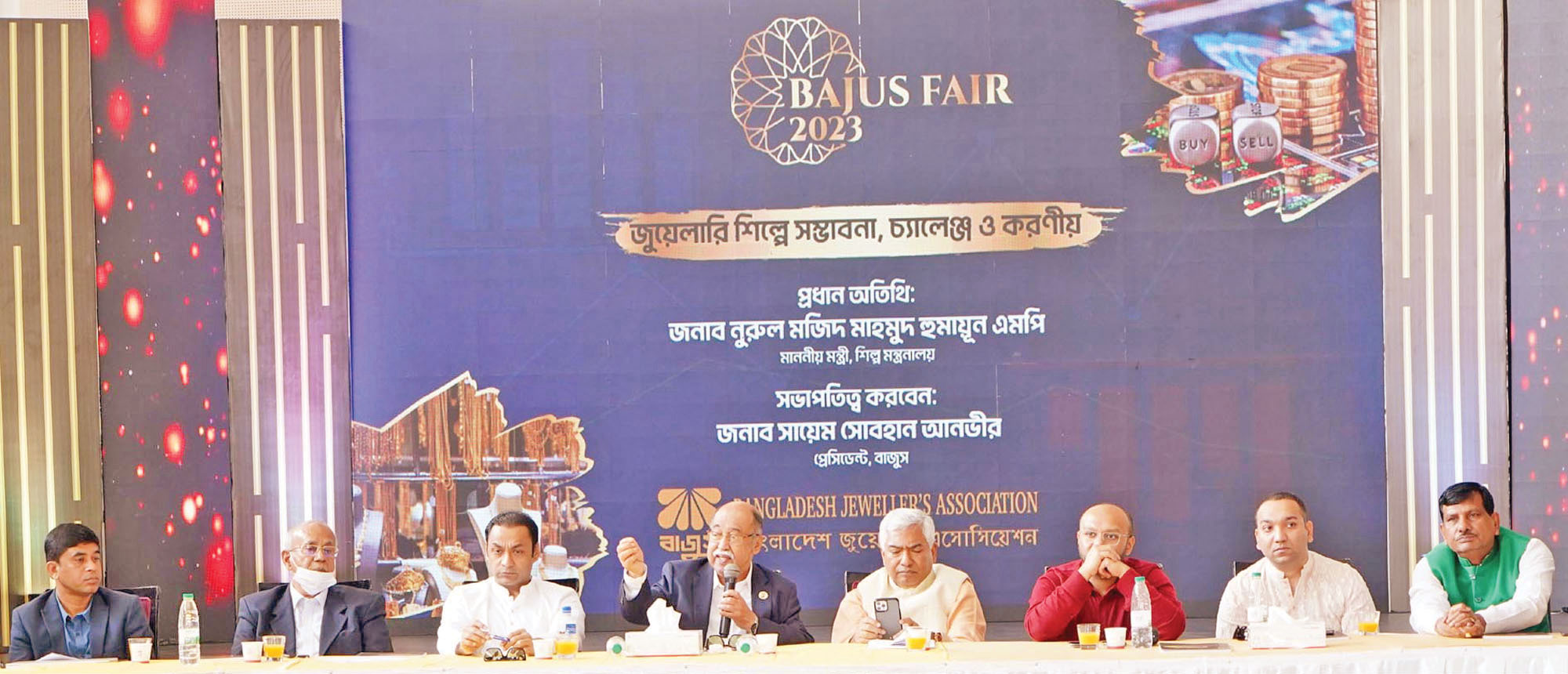 ছুটির দিনে গহনাপ্রেমীদের ভিড়