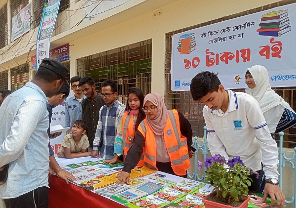 টাঙ্গাইলে মাত্র ১০ টাকায় বই বিক্রির উদ্যোগ!