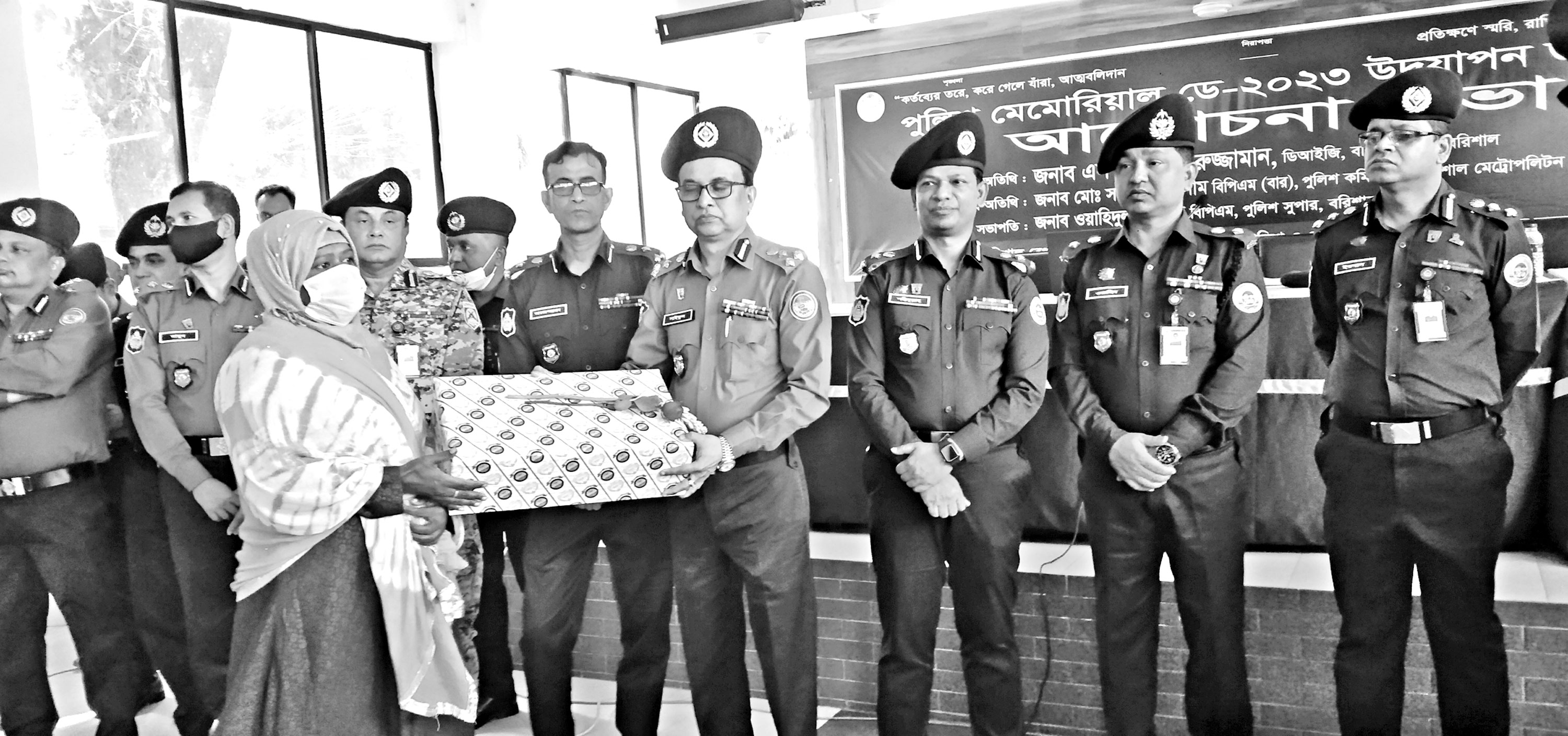 বরিশাল ও গাজীপুরে পুলিশ মেমোরিয়াল ডে পালিত