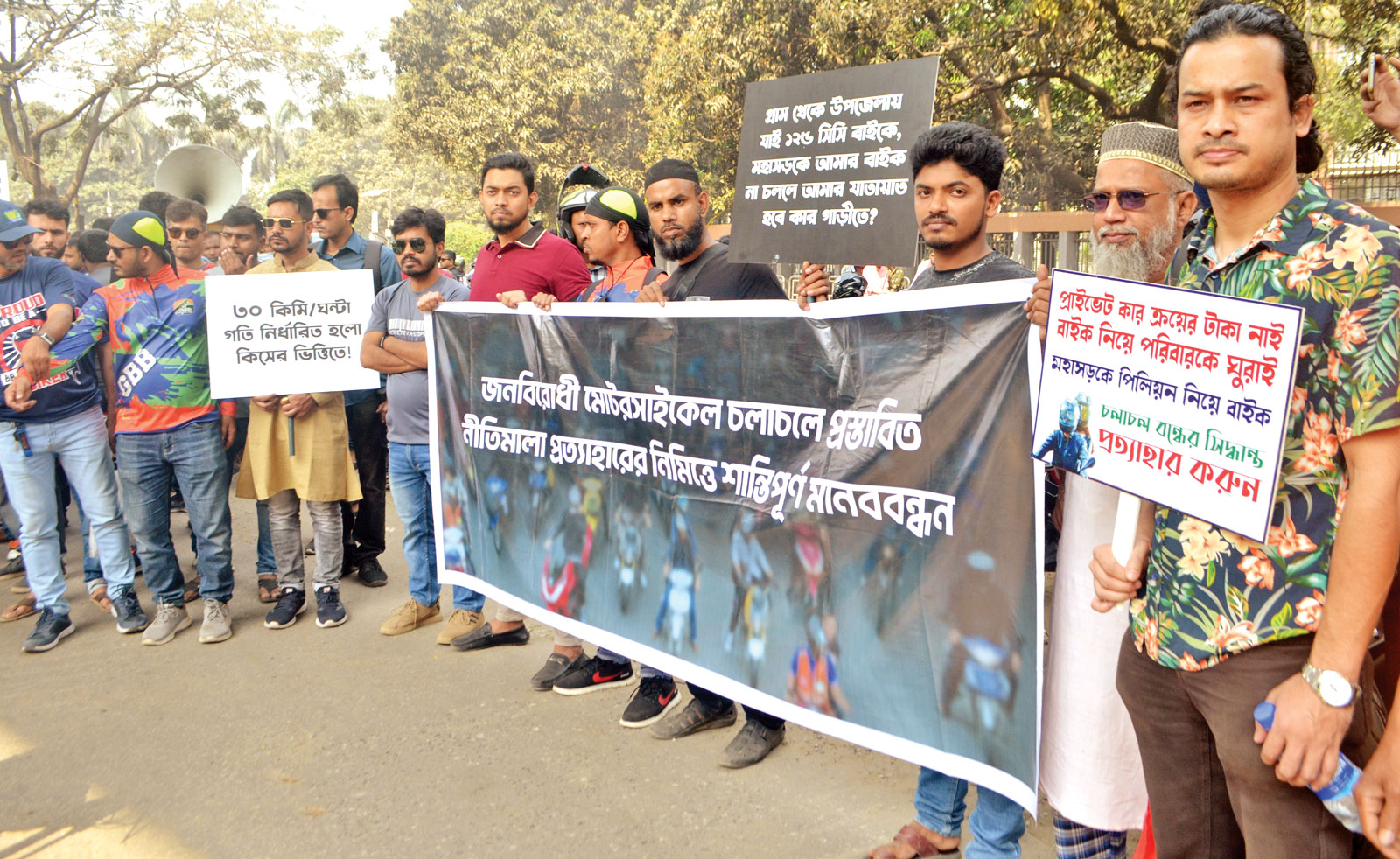 হঠাৎ প্রেস ক্লাবের সামনে হাজারও বাইকার