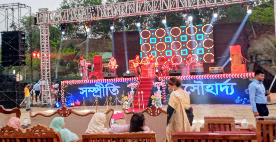 পাহাড়ে সম্প্রীতি বজায় রাখতে সেনাবাহিনীর মনোজ্ঞ কনসার্ট