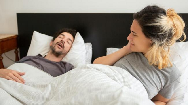 নাক ডাকা থেকে মুক্তি মিলবে ৫ উপায়ে