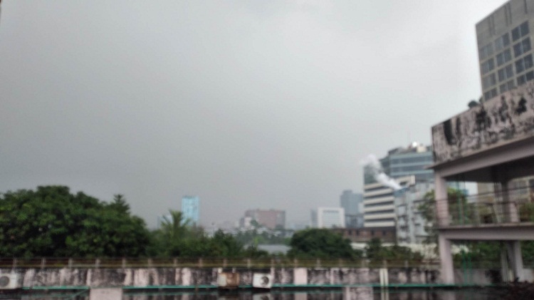 চৈত্রের সাতসকালে ভিজল রাজধানী, বিড়ম্বনায় নগরবাসী
