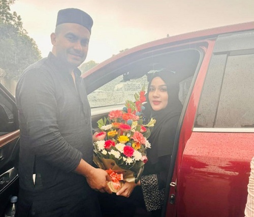 স্বামীকে বাসায় নিয়ে গেলেন মাহী