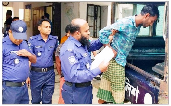 কুষ্টিয়ায় হকারের ছদ্মবেশে ২ ডাকাতকে আটক করেছে জেলা পুলিশ 