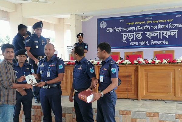 নিয়োগপ্রাপ্তরা আনন্দ-উচ্ছ্বাস প্রকাশ করে কেঁদে ফেলেন 