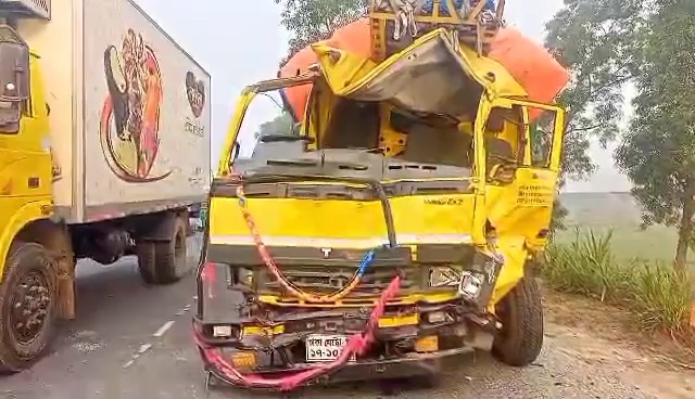 কালিহাতীতে দুই ট্রাকের মুখোমুখী সংঘর্ষে চালক নিহত  