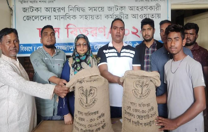 বেলকুচি পৌরসভায় জেলেদের মাঝে চাউল বিতরণ 