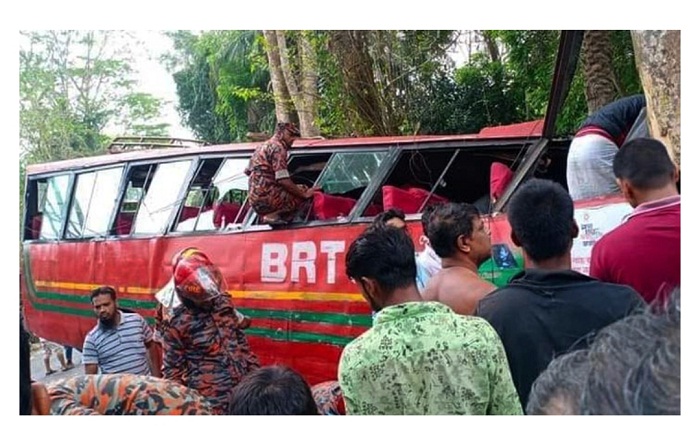 ঝালকাঠিতে বৈদ্যুতিক খুঁটিতে বাসের ধাক্কা: সুপারভাইজারসহ নিহত ২