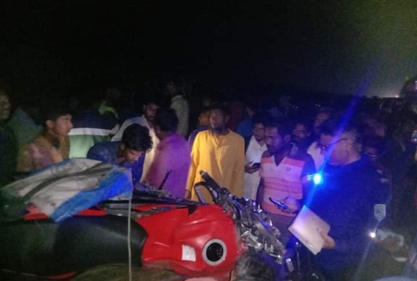 চিরিরবন্দরে মোটরসাইকেল-মাইক্রোবাসের মুখোমুখী সংঘর্ষে নিহত ২