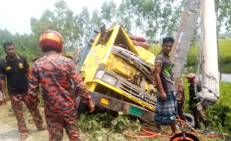 ফুলবাড়ীতে নিয়ন্ত্রণ হারিয়ে ট্রাক খাদে, নিহত ১