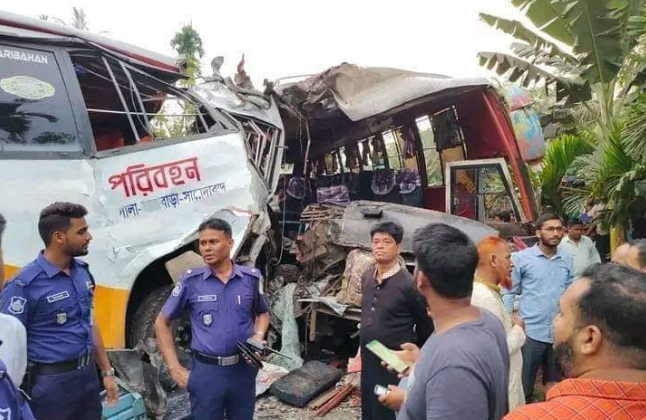 বাকেরগঞ্জে বাসের মুখোমুখি সংঘর্ষে আহত ২০