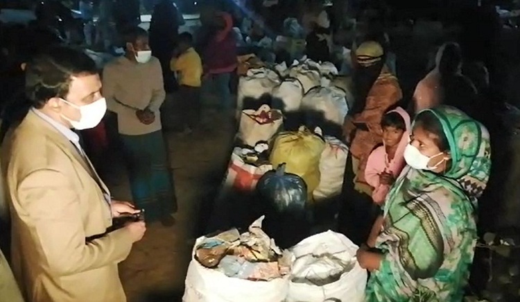 রাউজান পৌরসভার বর্জ্য কেনার হাট