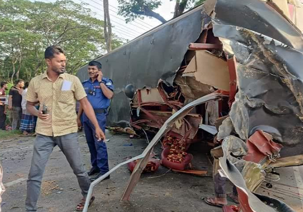 ঝালকাঠিতে যাত্রীবাহী বাস উল্টে আহত ২০