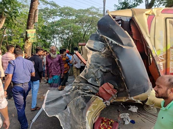 নল‌ছি‌টি‌তে বাস উল্টে সুপারভাই‌জা‌ররে পা বি‌ছিন্ন, আহত ২০