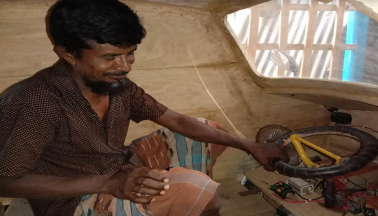 মান্দায় কাঠের মাইক্রো তৈরি করে ভাইরাল সামছুদ্দিন মিস্ত্রি