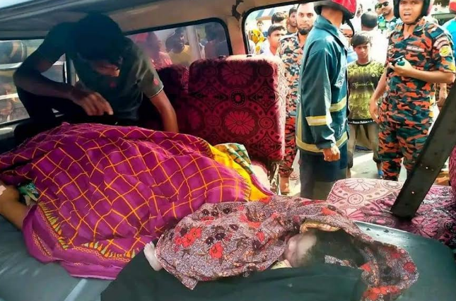 সাতক্ষীরা-খুলনা মহাসড়কে ট্রাক এম্বুলেন্স মুখোমুখি সংঘর্ষে নিহত ৪, আহত ৩