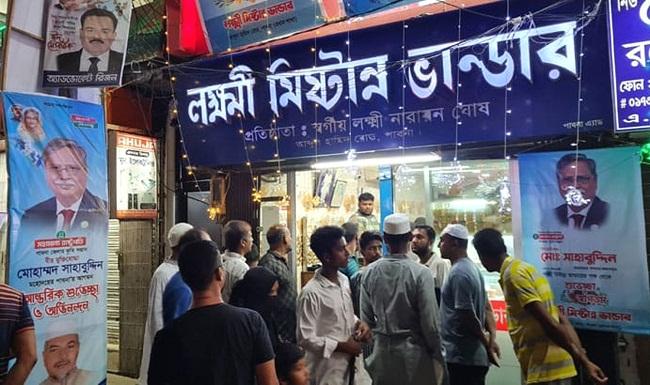 পাবনার লক্ষ্মী মিষ্টান্ন ভান্ডার ঘুরে গেলেন রাষ্ট্রপতি
