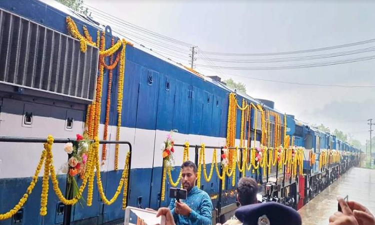 দর্শনা স্টেশনে পৌঁছালো ভারতের উপহার ২০টি রেল ইঞ্জিন