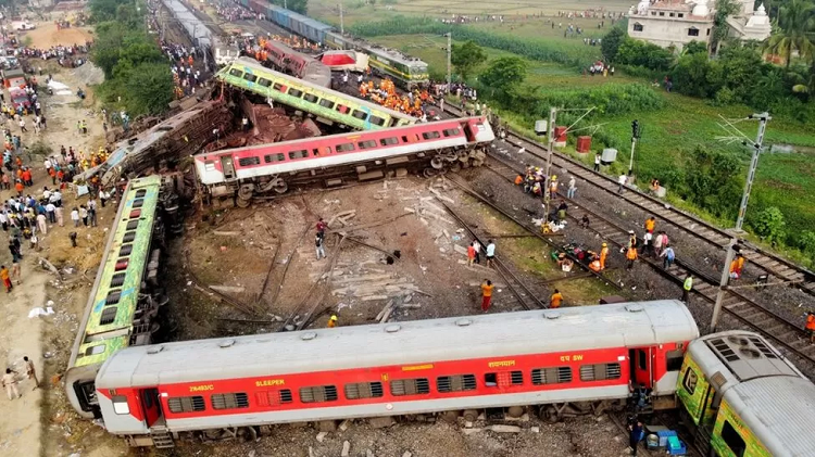 ভারতে ভয়াবহ ট্রেন দুর্ঘটনায় নিহত বেড়ে ২৮৮