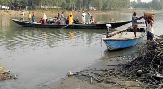 নেত্রকোনায় অতি খরায় হাওরে পানি শুন্য 