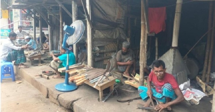 হোসেনপুরে ছুরি-চাপাতি তৈরিতে ব্যস্ত কামাররা