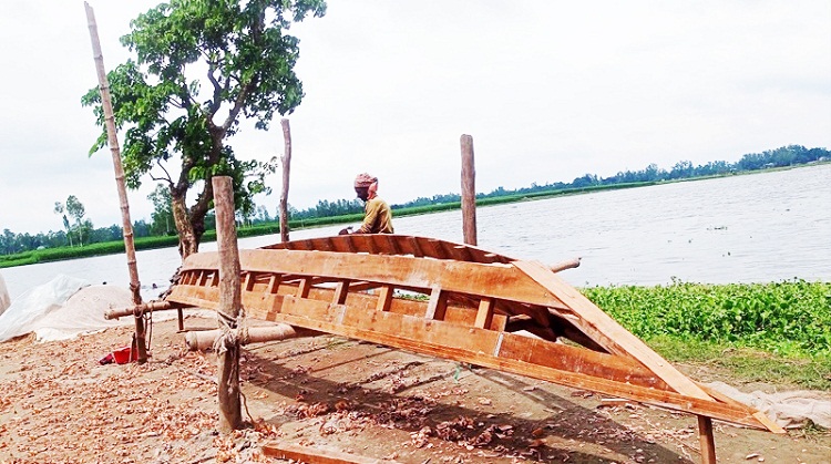 শিবচরে নৌকা তৈরিতে ব্যস্ত কারিগররা