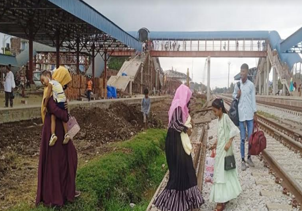 আখাউড়া রেল স্টেশন ওভার ব্রীজে র‌্যাম্প না থাকায় যাত্রীদের ভোগান্তি 