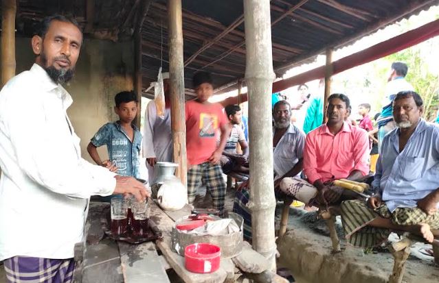 দামুড়হুদার বোয়ালমারীতে মহি ১ টাকায় চা ও পান বিক্রি করেন  ৩৩ বছর