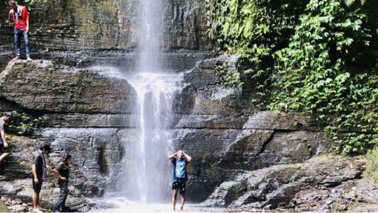 পাহাড়ি ঝর্ণার সৌন্দর্য ডাকছে তোমায়