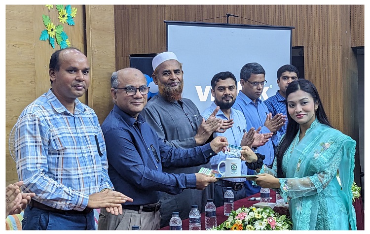 প্রথমদিনেই আরএফআইডি কার্ড পাচ্ছে হাবিপ্রবির নতুন শিক্ষার্থীরা