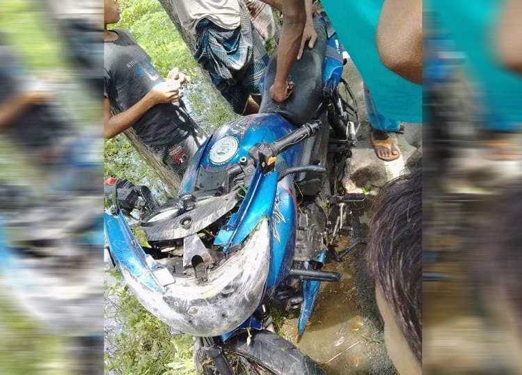 মোটরসাইকেল খালে, তিন ভাই নিহত