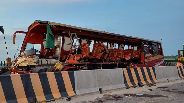 মুন্সীগঞ্জে থেমে থাকা ট্রাকে বাসের ধাক্কায় নিহত ৩, আহত ১২