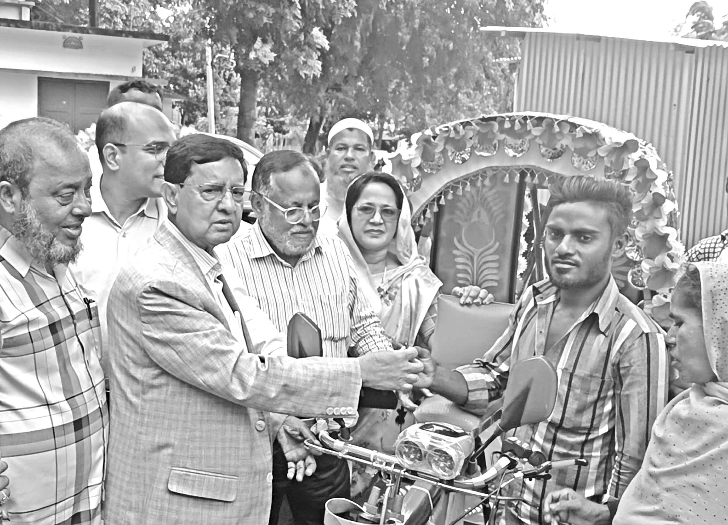 রূপগঞ্জে ভিক্ষুকদের পুনর্বাসনে রিকশা ও দোকান বিতরণ