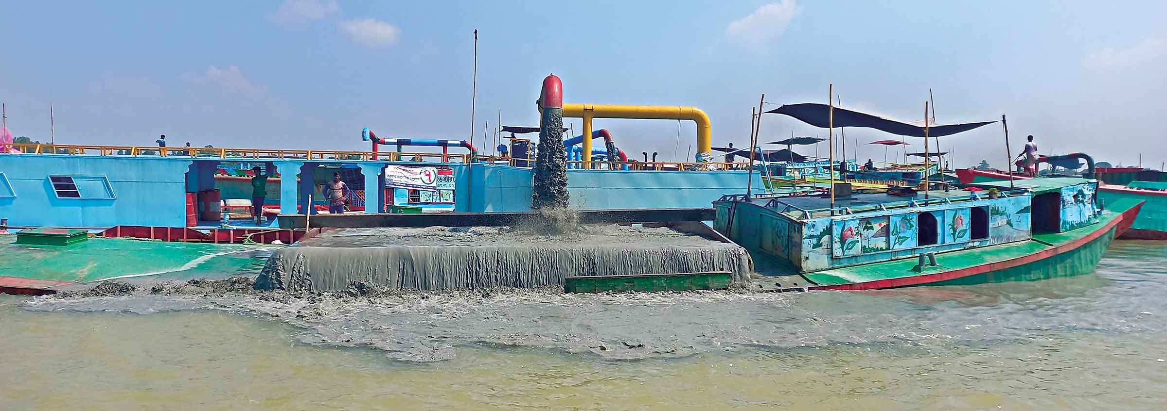 নবীনগরে মেঘনা নদীতে বালু উত্তোলনের মহোৎসব