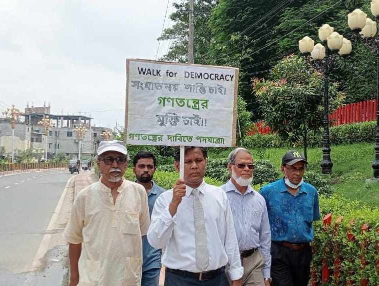 গণতন্ত্র মুক্তির দাবি জানিয়ে রাবি অধ্যাপকের পদযাত্রা