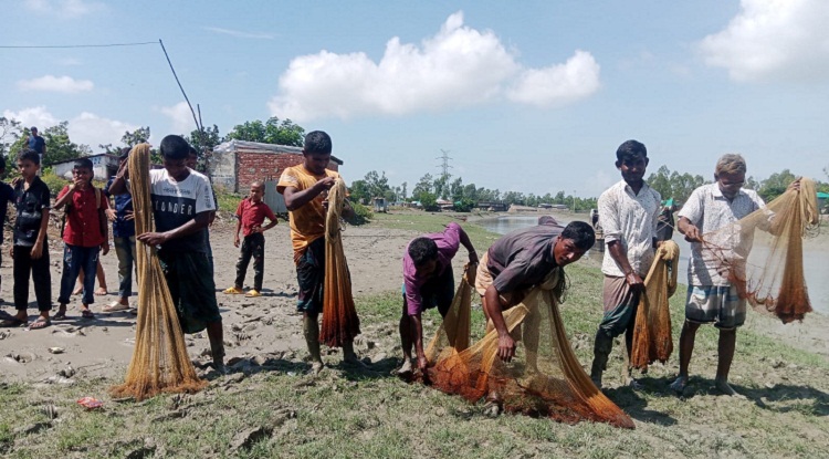 বিশ্ব নদী দিবস উপলক্ষে পেকুয়ায় মাববন্ধন ও জেলে উৎসব 