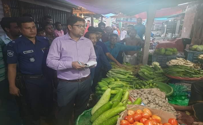 বরুড়া উপজেলার ভাউকসার বাজারে ভ্রাম্যমাণ আদালতের অভিযান