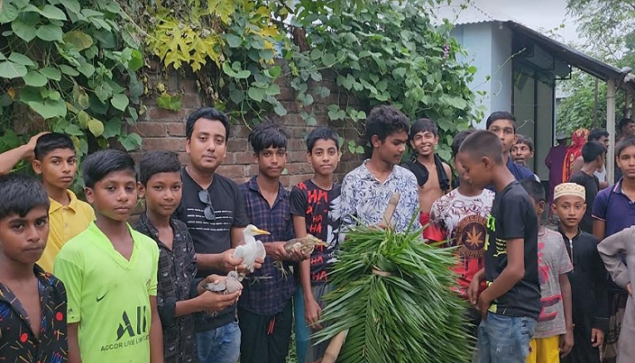 শিকারী বাড়ি থেকে উদ্ধার হওয়া ৫০টি পাখি মুক্ত আকাশে অবমুক্ত