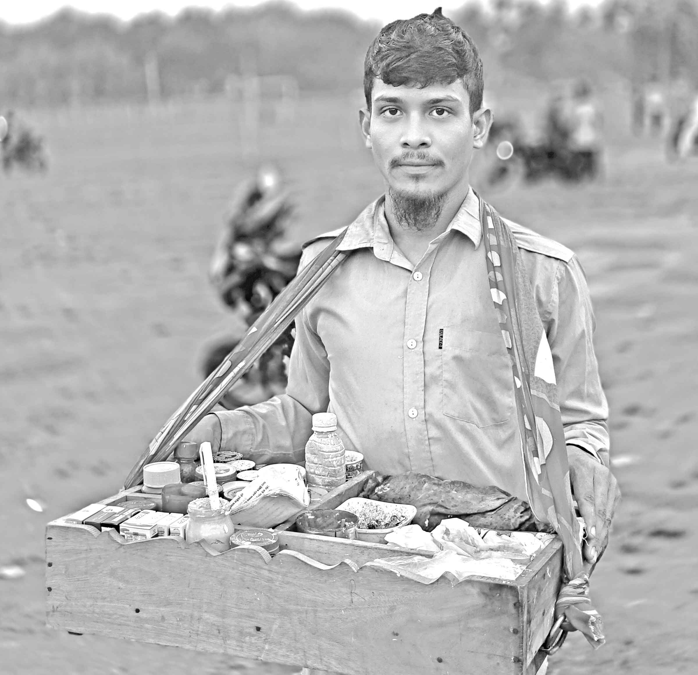 ভ্রাম্যমাণ চা-পান বিক্রি করে চলছে শিক্ষাজীবন