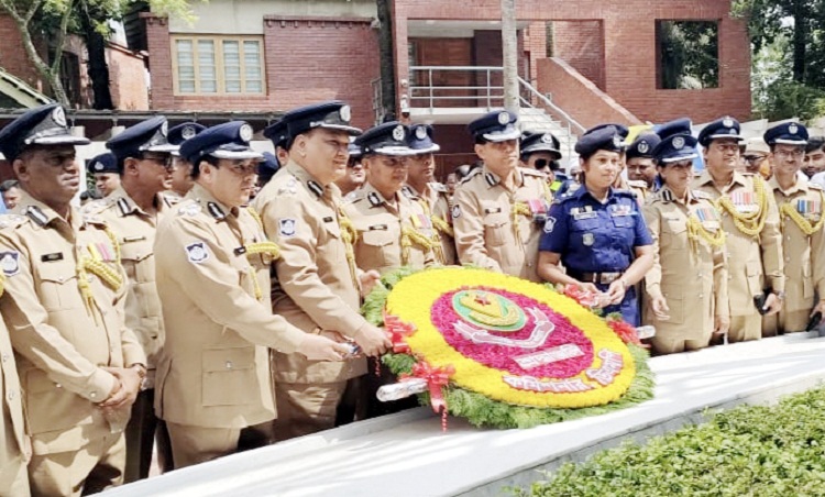 বঙ্গবন্ধুর সমাধিতে নতুন ডিএমপি কমিশনারের শ্রদ্ধা