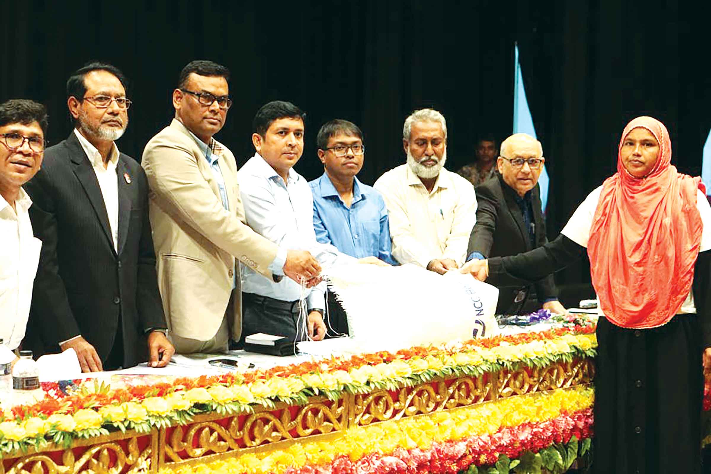 কুষ্টিয়ায় এনসিসি ব্যাংকের কৃষি উপকরণ বিতরণ