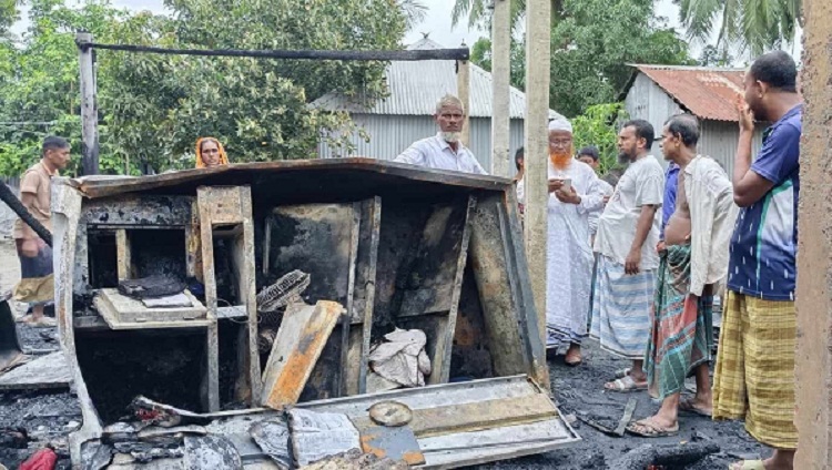 মাধবদীতে ক্ষতিগ্রস্ত পরিবার পেল নগদ অর্থ ও টিন